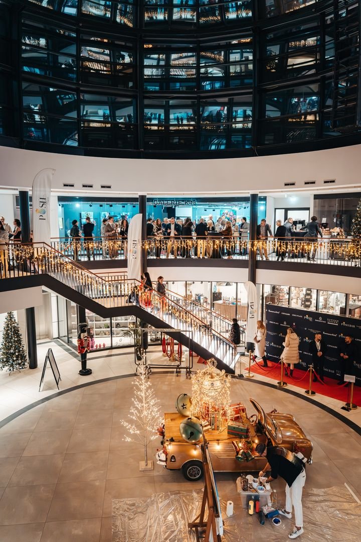 Blick in das Atrium der Galerie Luise mit Treppen, Galerien und Weihnachtsdekoration