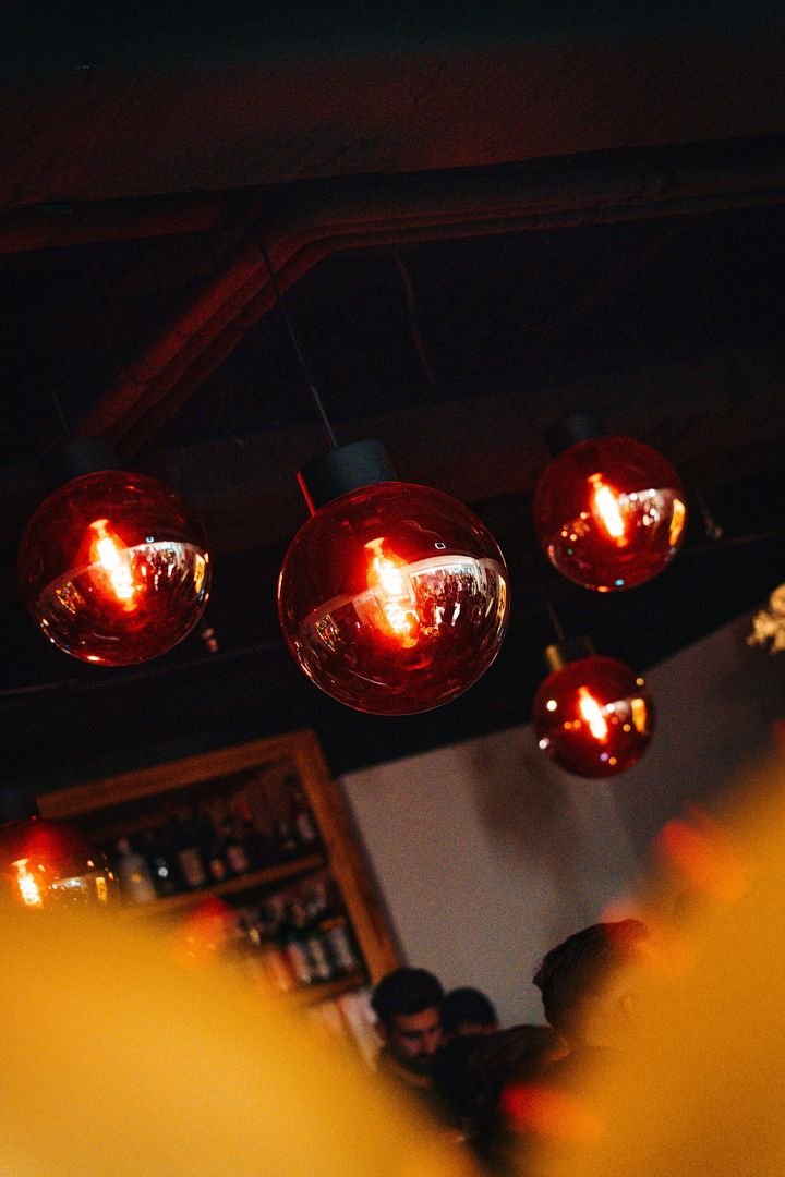 Rote Kugelleuchten über der Bar